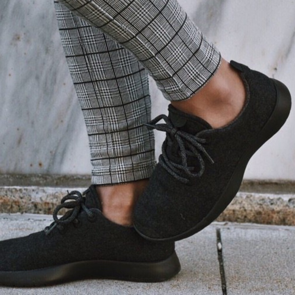 Allbirds womens all black wool runners tennis shoe - Picture 3 of 12